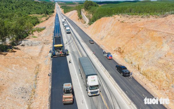 Ngắm nhiều đoạn cao tốc Cam Lộ - La Sơn thảm nhựa rộng 4 làn xe