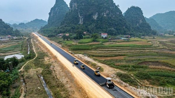 Ngăn chặn người dân tự ý vào công trường thi công đường cao tốc