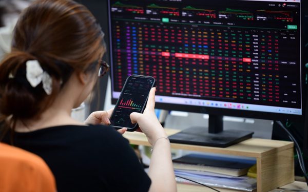 Ngân hàng, bất động sản kéo VN-Index giảm hơn 14 điểm