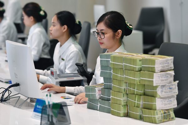 Ngân hàng lớn vung tay trả lãi cao, hút dòng tiền cấm rút ngang