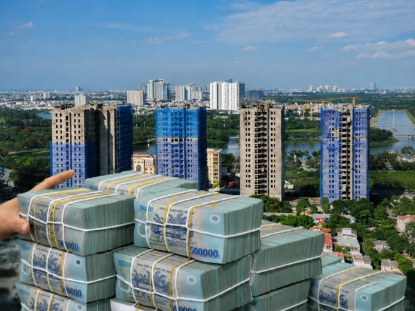 Ngân hàng rao bán 'đất vàng' Hà Nội, tính thu giữ biệt thự ở TPHCM