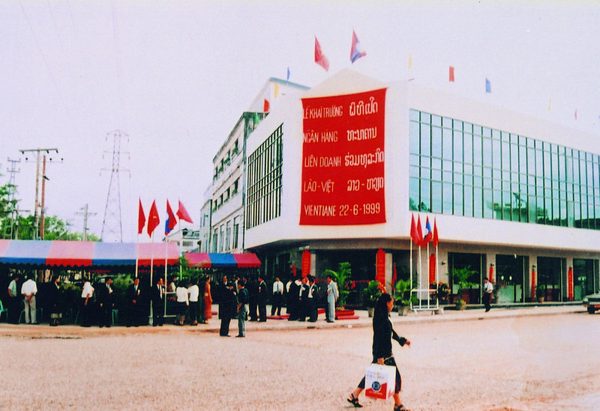 Ngân hàng Việt Nam mở rộng kết nối tài chính với Lào