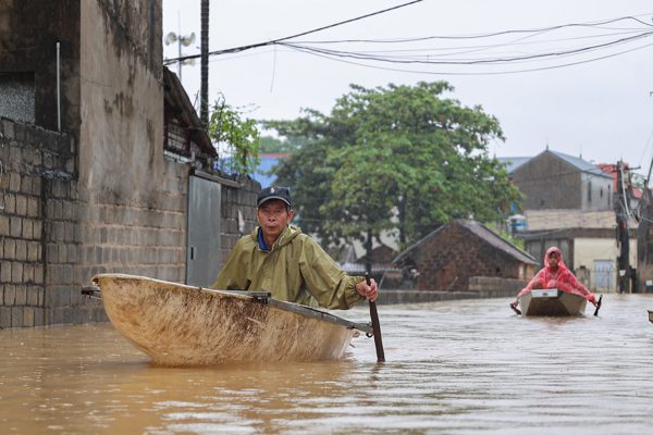 Ngập 3 ngày chưa rút, người dân ngoại thành Hà Nội chèo thuyền đi lại giữa làng