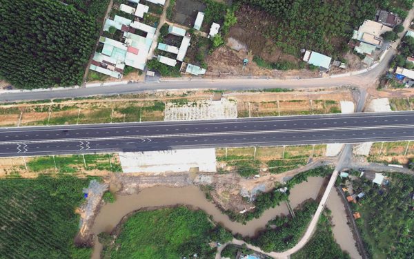 Ngập khu dân cư cạnh cao tốc: Chủ tịch Đồng Nai yêu cầu đánh giá lại hệ thống thoát nước