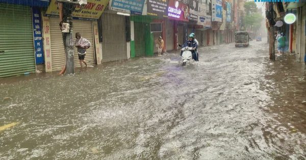 Ngập lụt nhiều nơi, người Hà Nội “vượt sông trên phố”