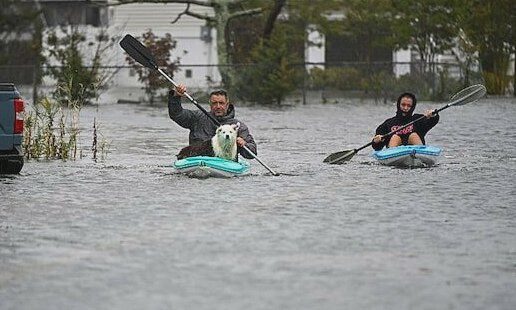 Ngập nặng, người dân New York chèo kayak giữa phố