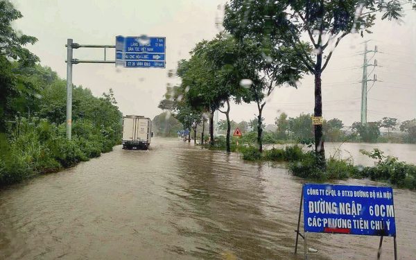 Ngập sâu 1m trên đại lộ Thăng Long, tạm thời cấm xe qua đường gom