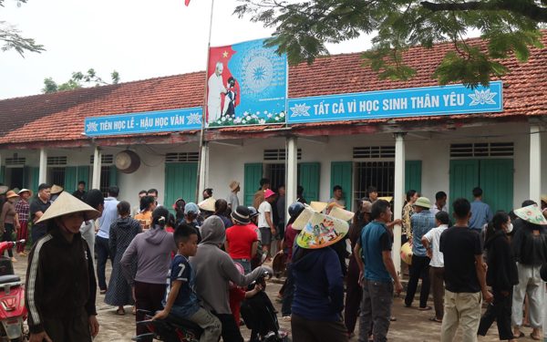 Ngày 1-10, lãnh đạo tỉnh Nghệ An đối thoại với phụ huynh vụ 127 học sinh chưa tới trường