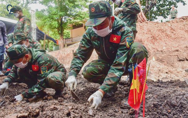 Ngày 13-9: Tìm thêm 11 hài cốt liệt sĩ tại rãnh chôn mới, đã thấy 627 bộ ở công viên Lê Thị Riêng