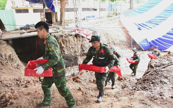 Ngày 17-9: chuyển 500m³ đất, tìm thấy thêm 17 bộ hài cốt liệt sĩ ở công viên Lê Thị Riêng