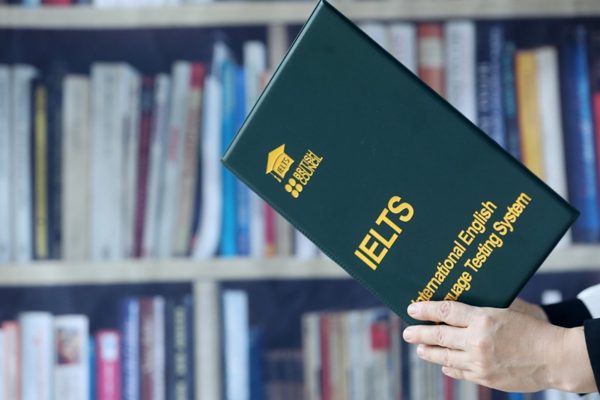 Ngày càng nhiều học sinh ít tuổi luyện thi IELTS, chuyên gia cảnh báo mặt trái