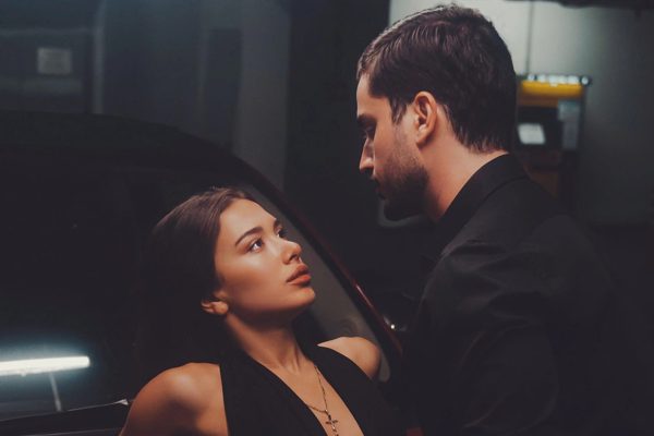 Ngày cầu hôn bạn gái, tôi bàng hoàng phát hiện bí mật của bố tôi và mẹ em