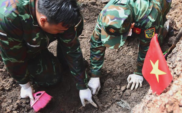 Ngày cuối cùng tháng 9, bộ đội tìm thấy 10 hài cốt liệt sĩ tại công viên Lê Thị Riêng