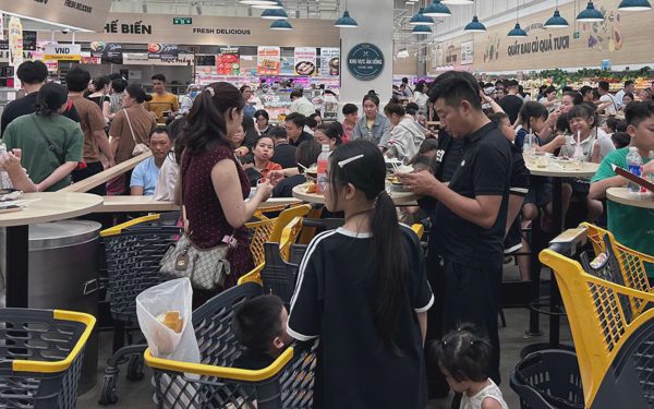 Ngày cuối nghỉ lễ 2-9: Người dân tranh thủ mua sắm, cà phê trước khi trở lại guồng công việc