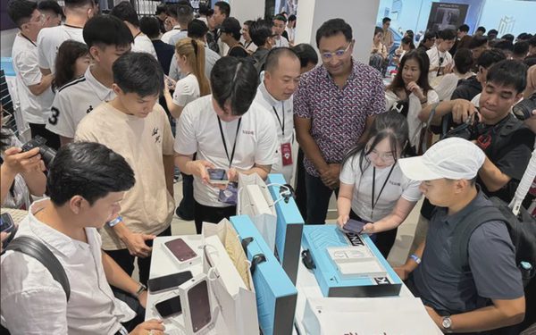 Ngày đầu mở bán iPhone 18: Tấp nập từ sáng sớm, hàng chục nghìn máy được giao