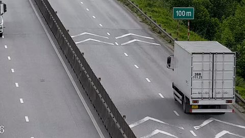 Ngày đầu phạt lỗi không giữ khoảng cách, nhiều tài xế nói ‘xe trước phanh’