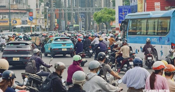 Ngày đầu vòng xoay ngã 6 Cộng Hòa chạy đèn tín hiệu: Xe máy được đi vẫn đứng chờ