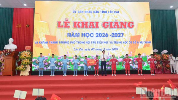Ngày hội khai trường ở "nơi con sông Hồng chảy vào đất Việt"