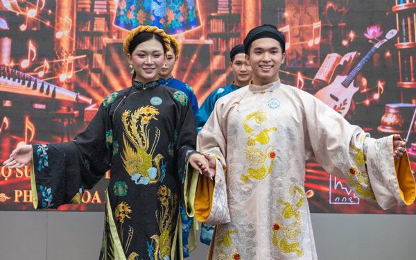 Ngày hội văn hóa áo dài TP.HCM: Gìn giữ di sản từ những người phía sau tà áo