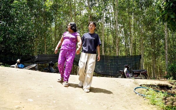 Ngày nào cũng tìm mẹ trong mưa gió, ở miếu hoang, nữ sinh đậu đại học cả xóm Trà Bồng che chở