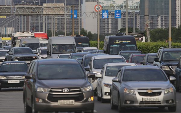 Ngày thứ 2 nghỉ lễ, cao tốc TP.HCM - Long Thành vẫn kẹt cứng, người đi chơi ngồi hàng giờ trên xe
