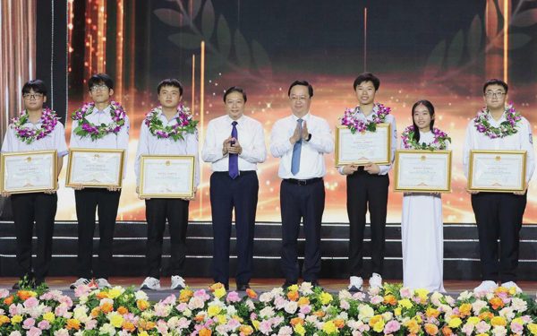 Nghệ An dành hơn 3 tỉ đồng khen học sinh giỏi, có em nhận hơn 200 triệu