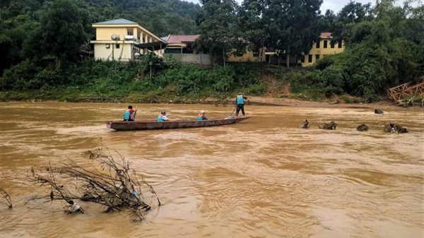Nghệ An: Dùng thuyền hỗ trợ dân bản bị chia cắt do mưa lũ