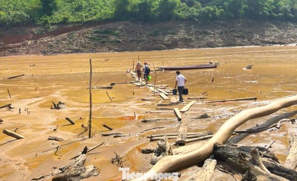 Nghệ An: Gian nan đường đến trường của giáo viên miền núi mùa mưa lũ