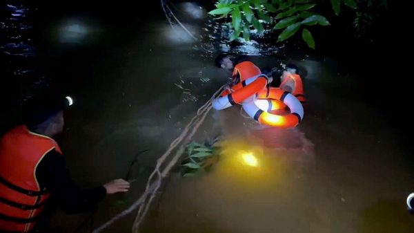 Nghệ An: Hàng chục cán bộ, chiến sĩ vượt lũ đưa người dân đi cấp cứu trong đêm