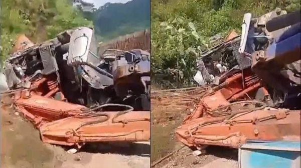 Nghệ An: Lật xe chở máy xúc công trình trên Quốc lộ 16 khiến 5 người thương vong