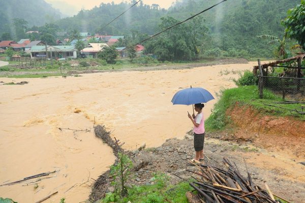Nghệ An: Mưa lũ chia cắt bản Na Ngân, gần 740 người bị “cô lập kép”