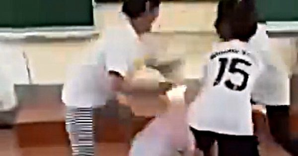 Nghệ An: Nữ sinh lớp 10 bị 'đánh hội đồng' trong lớp học