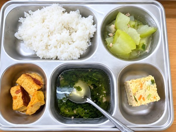 Nghệ An: Xôn xao chuyện suất ăn 'khay nhiều, khay ít'