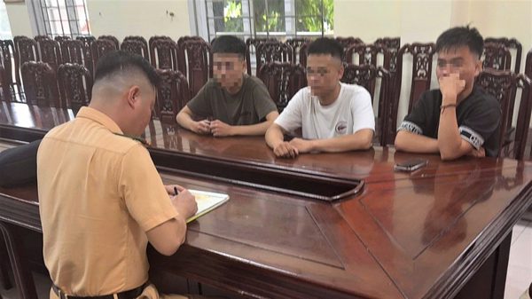 Nghệ An: Xử lý nhóm thanh niên "đi bão quá đà"