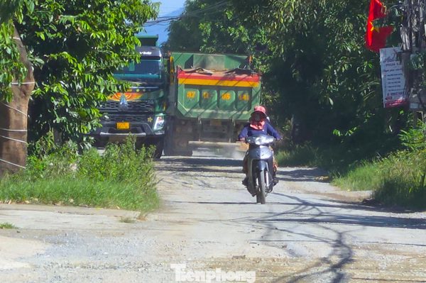 Nghệ An yêu cầu làm rõ tuyến đường 'mưa ngập, nắng bụi', xe tải nối đuôi