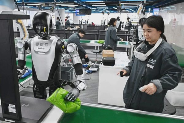 Nghề lạ ở Trung Quốc: Dạy robot thay thế con người, kiếm 900 USD/tháng