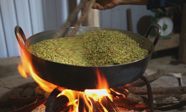 Nghề làm cốm ở làng du lịch tốt nhất thế giới