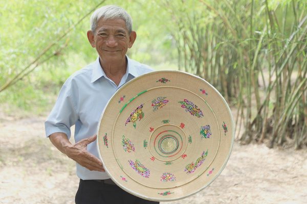 Nghệ nhân hơn 60 năm giữ nghề nón ngựa Phú Gia