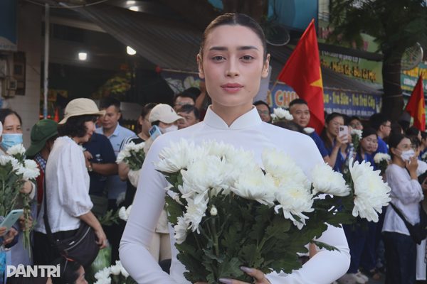 Nghệ sĩ, hoa hậu hòa cùng dòng người cầm hoa trắng tiễn đưa liệt sĩ