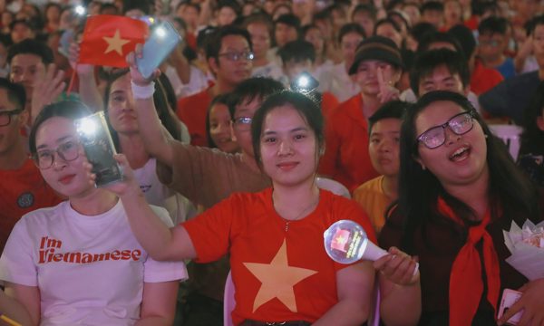 Nghệ sĩ và khán giả hòa giọng ở 'Việt Nam tự hào vững bước'