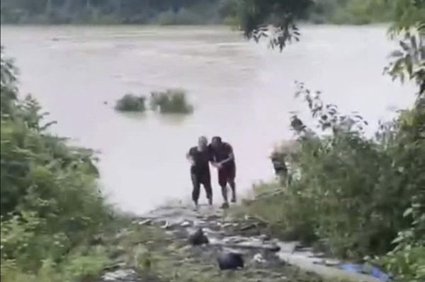 Nghe tiếng kêu cứu, chủ quán cà phê phóng xe 500m đón đầu dòng lũ cứu người