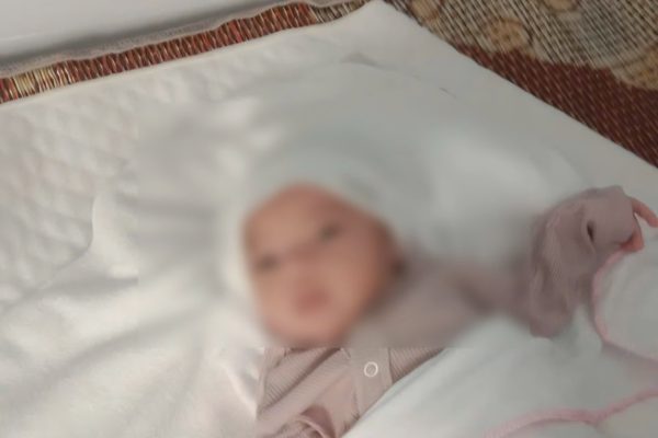 Nghe tiếng trẻ khóc, người phụ nữ phát hiện bé gái bị bỏ rơi