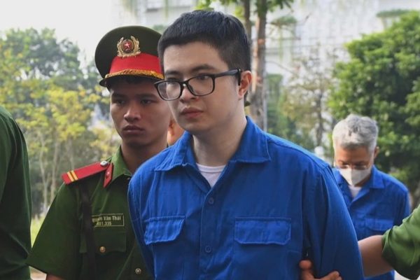Nghe tin bị công an điều tra, bảo vệ của Mr Pips đi "trinh sát"