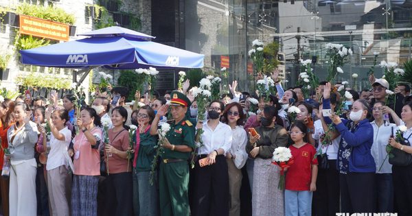 Nghẹn lòng tiễn đưa các liệt sĩ ở công viên Lê Thị Riêng