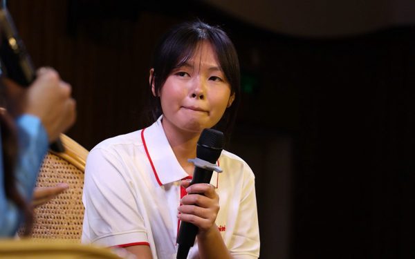 Nghẹn ngào câu chuyện nữ SV Nha Trang mất mẹ cha, cùng anh trai kiếm tiền nuôi dì mắc tâm thần