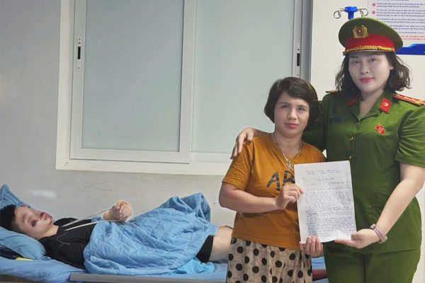 Nghẹn ngào lá thư cảm ơn của người mẹ gửi nữ cán bộ công an xã