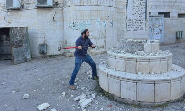 Nghị sĩ Israel đập phá đài tưởng niệm của người Palestine