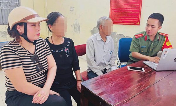 Nghi vợ chồng khách bị lừa đảo, chủ tiệm vàng đưa đến công an