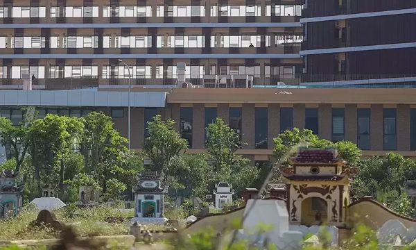 Nghĩa trang chen giữa bệnh viện, khu dân cư