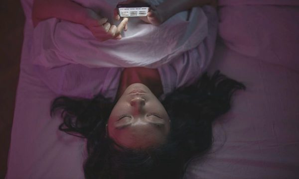 Nghịch lý 'siêu kết nối nhưng cô độc' ở người trẻ